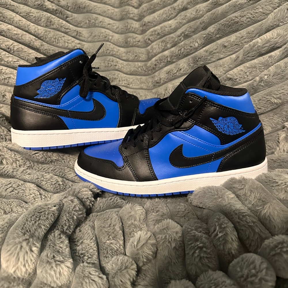 Worn once size 10 men Jordan 1 Mid